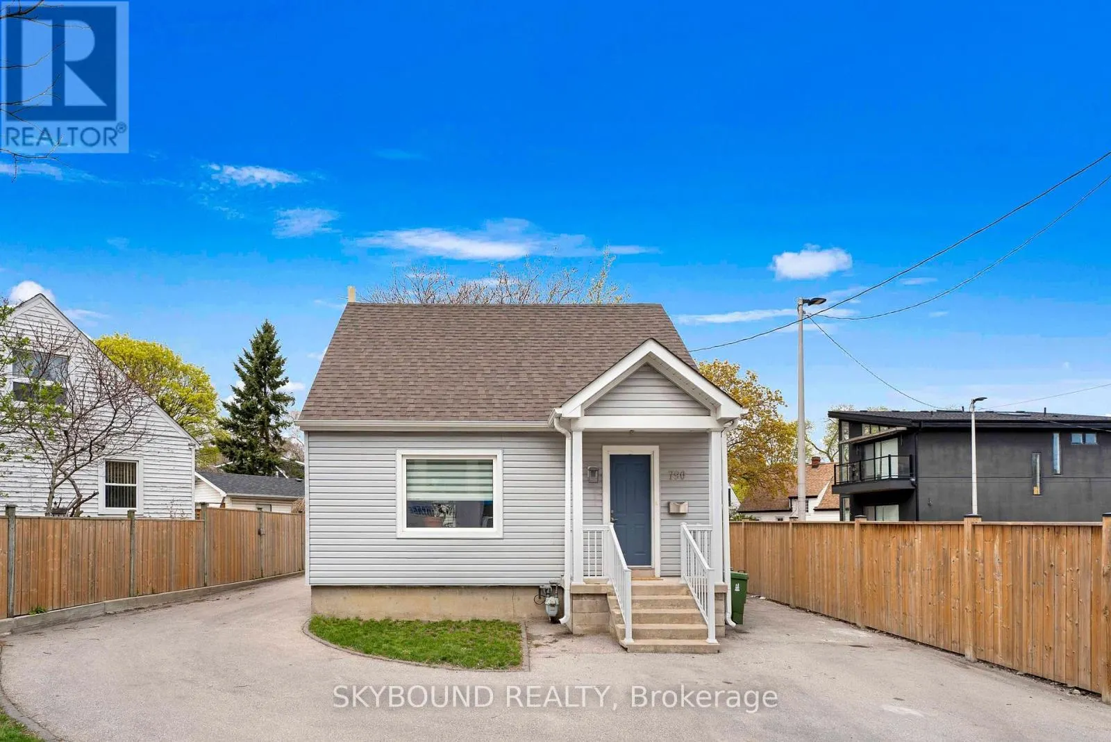 790 THE QUEENSWAY