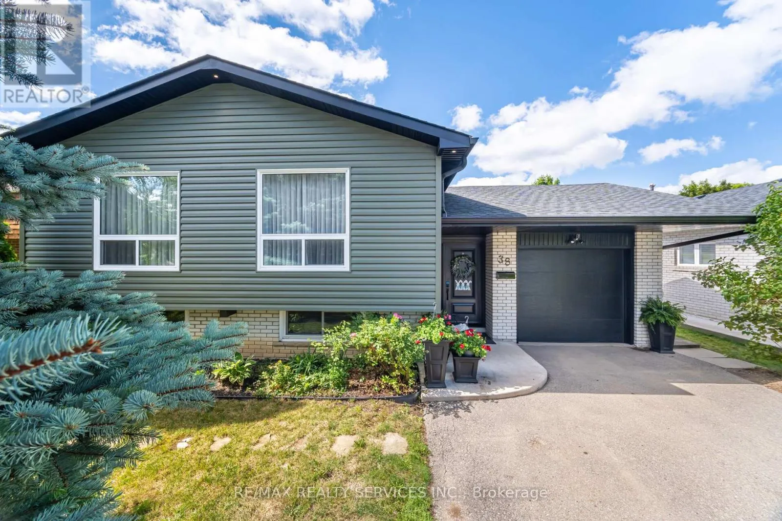 38 GRASSMERE CRESCENT