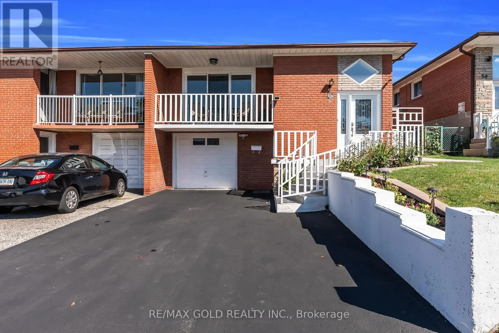 52 PARADELLE CRESCENT