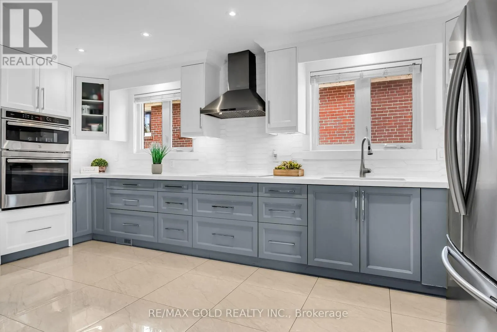 52 PARADELLE CRESCENT