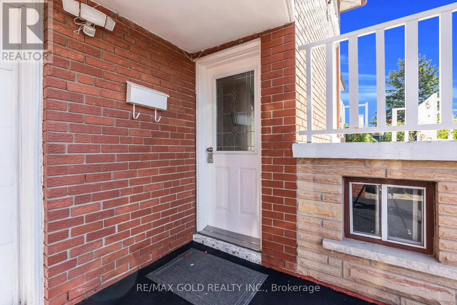 52 PARADELLE CRESCENT