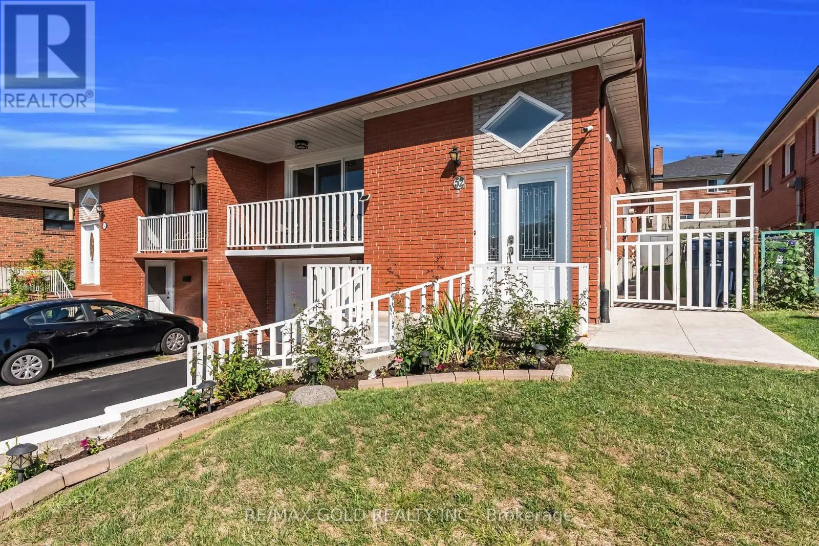 52 PARADELLE CRESCENT
