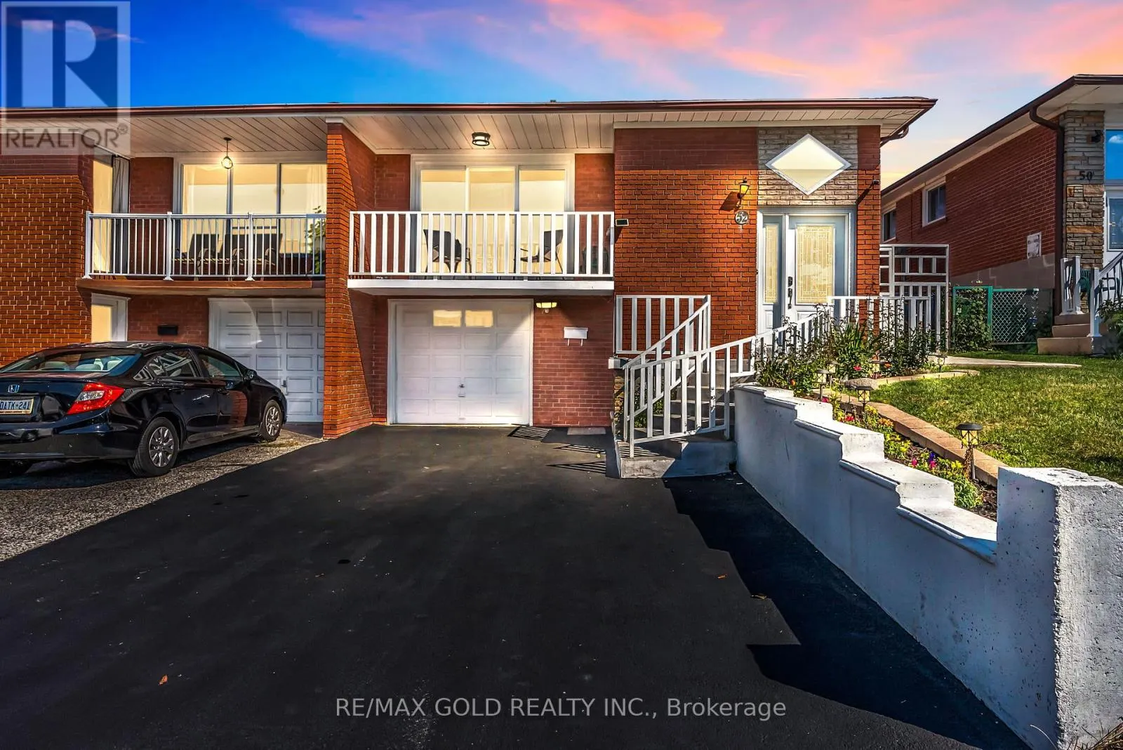 52 PARADELLE CRESCENT
