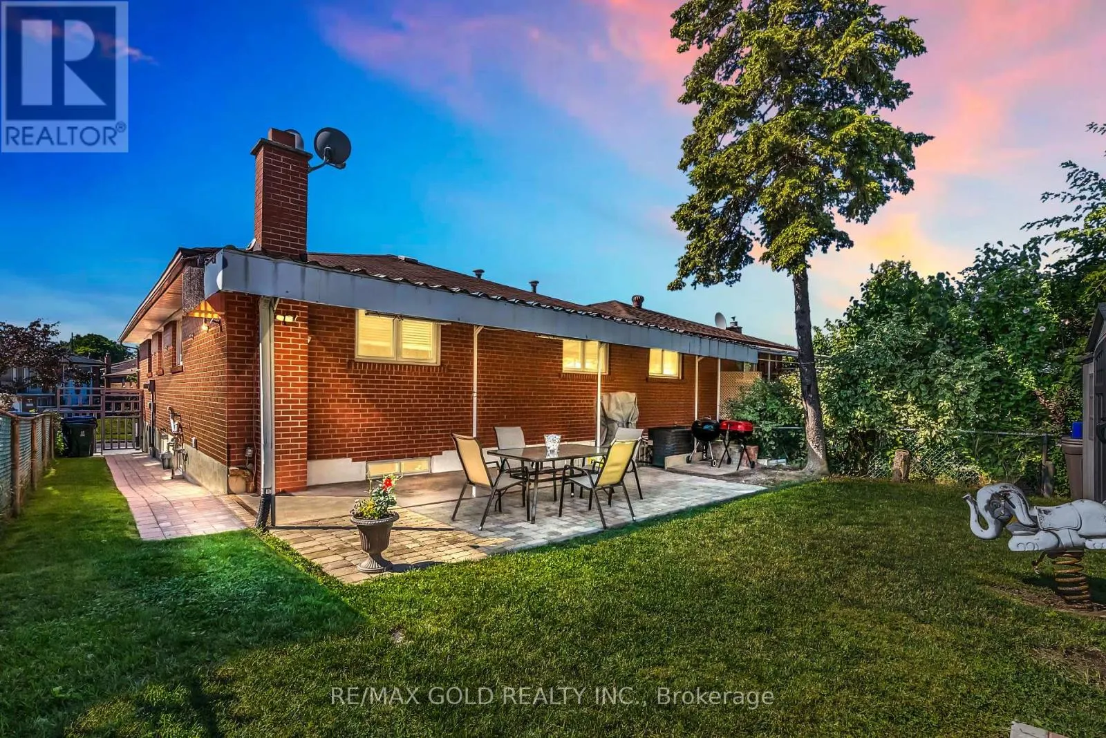 52 PARADELLE CRESCENT