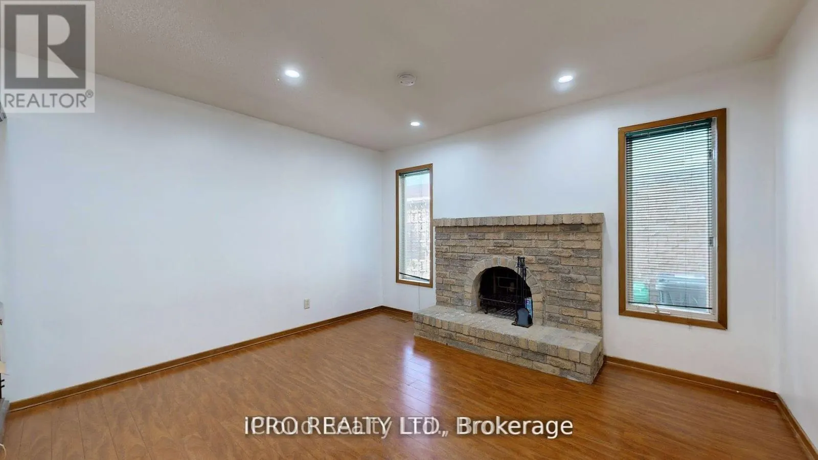32 DAFOE CRESCENT