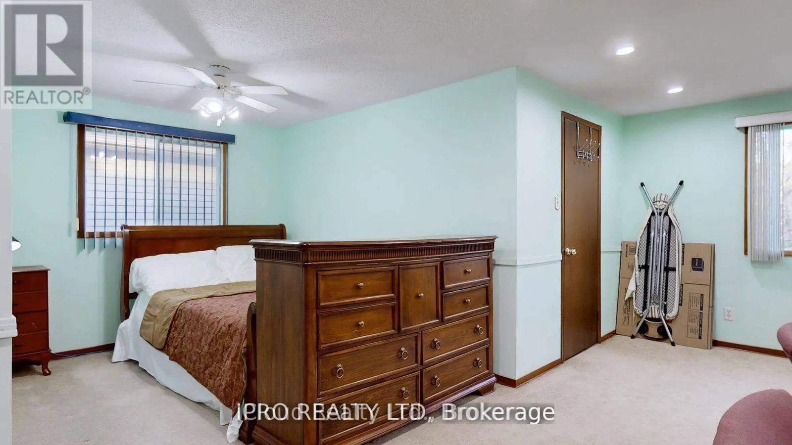 32 DAFOE CRESCENT