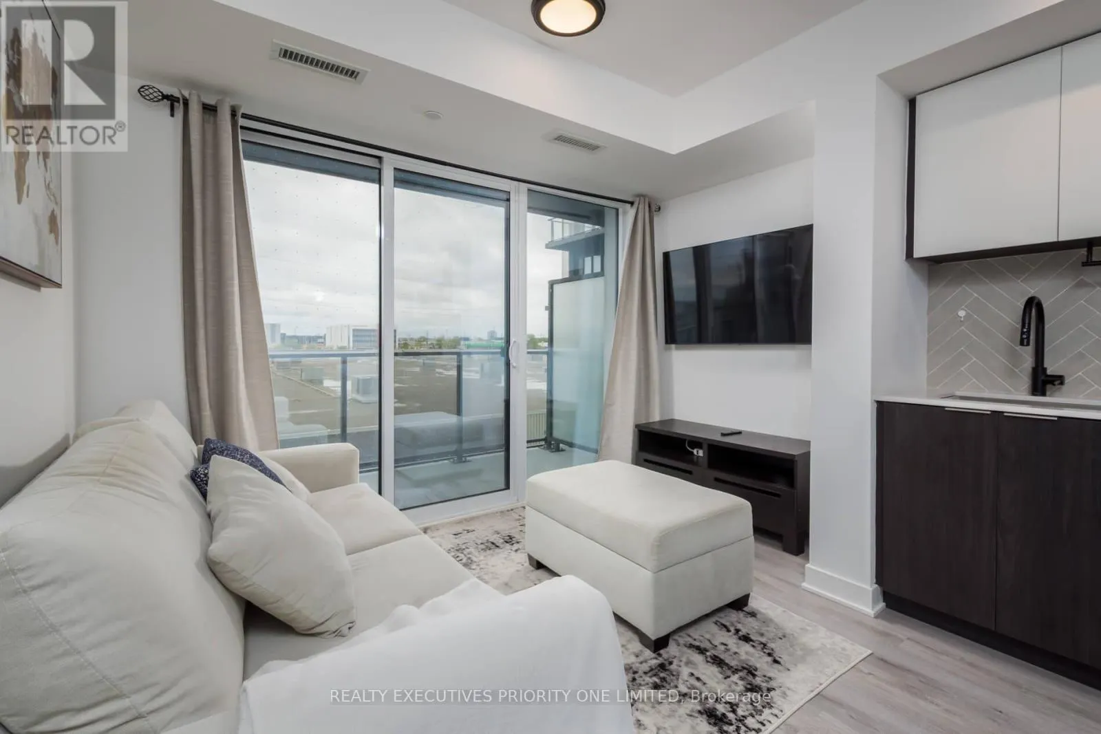 405 - 36 ZORRA STREET