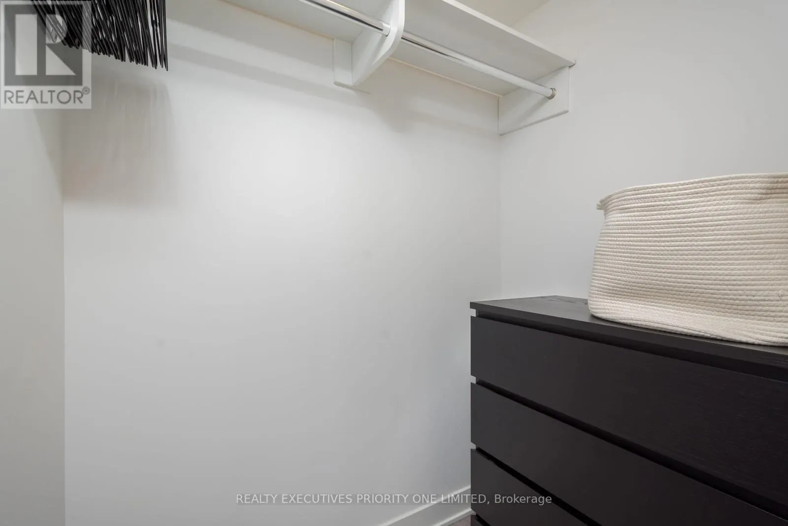 405 - 36 ZORRA STREET