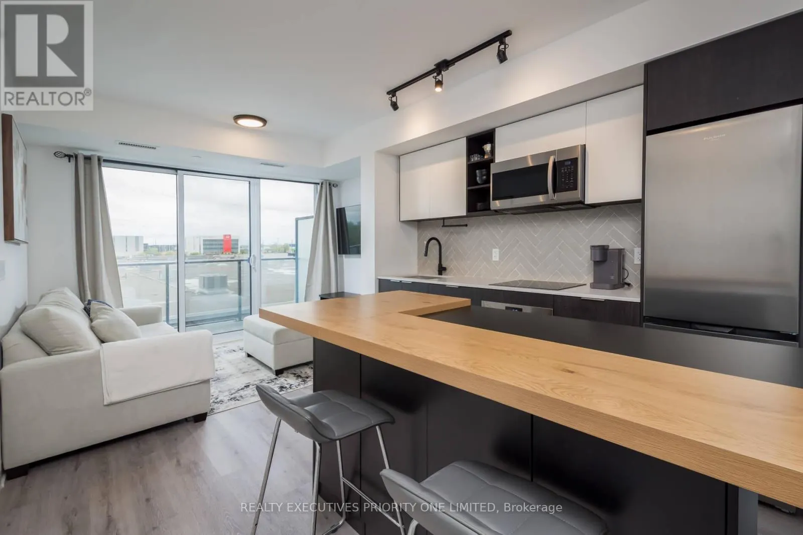 405 - 36 ZORRA STREET