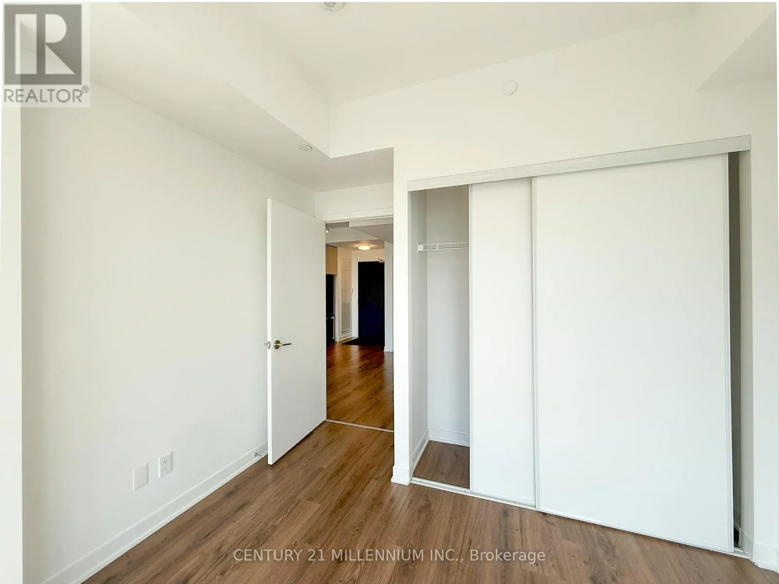 715 - 405 DUNDAS STREET W