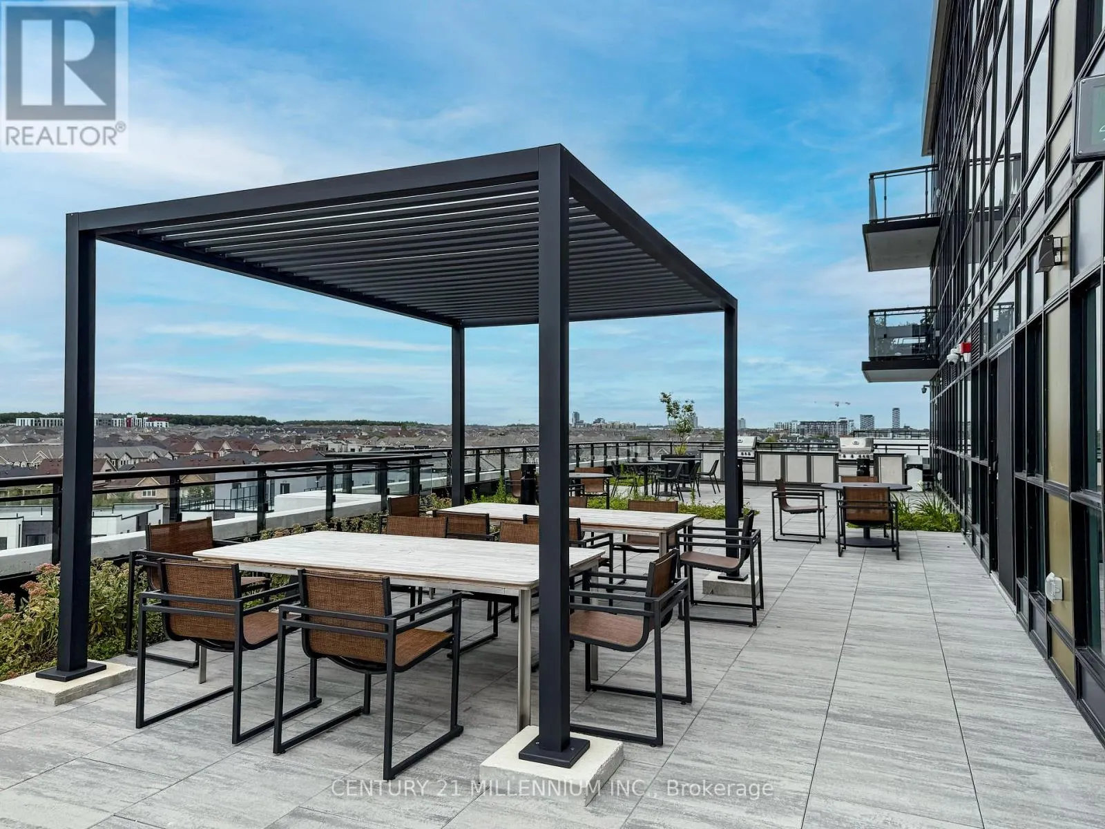 715 - 405 DUNDAS STREET W