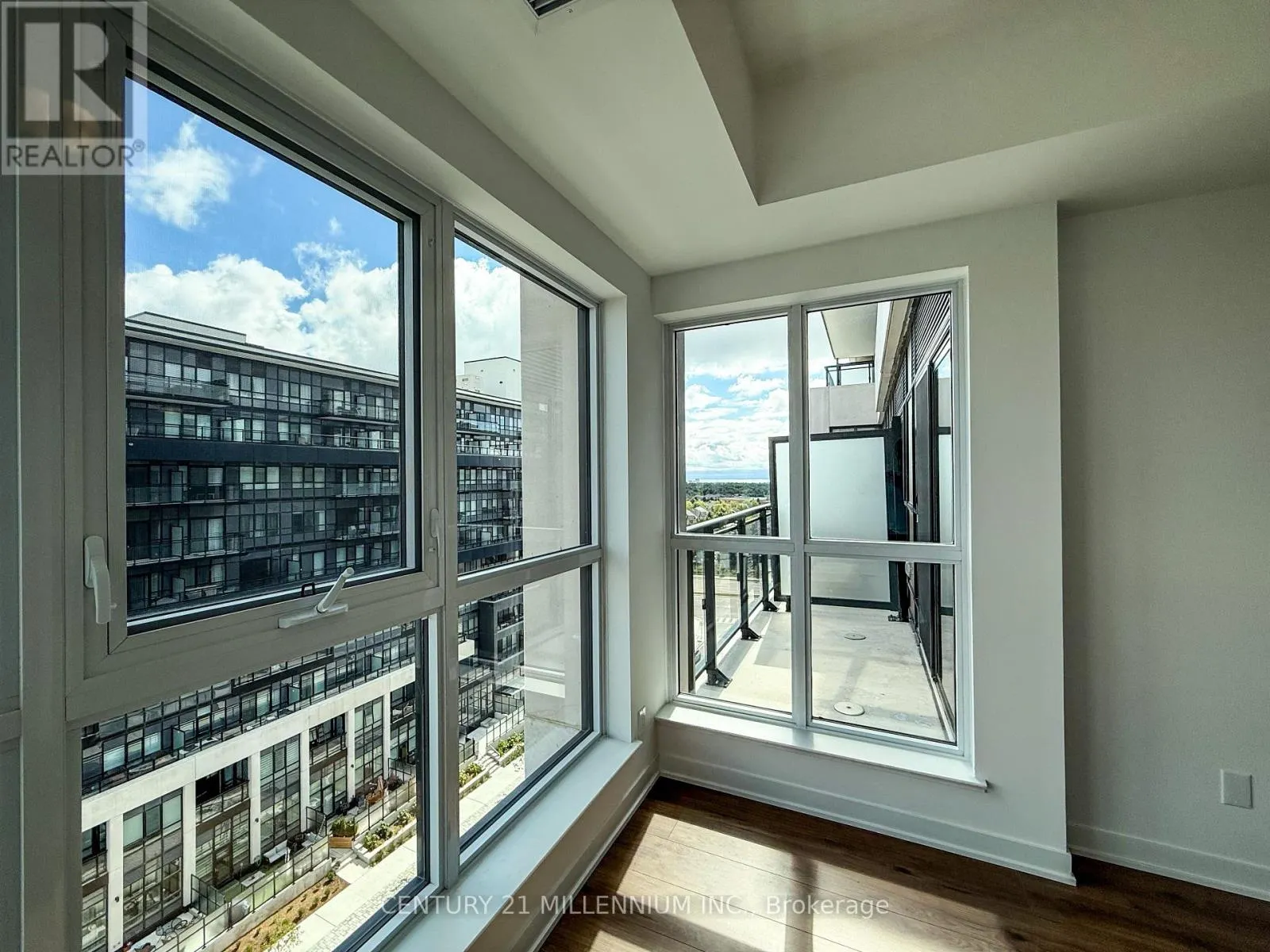 715 - 405 DUNDAS STREET W
