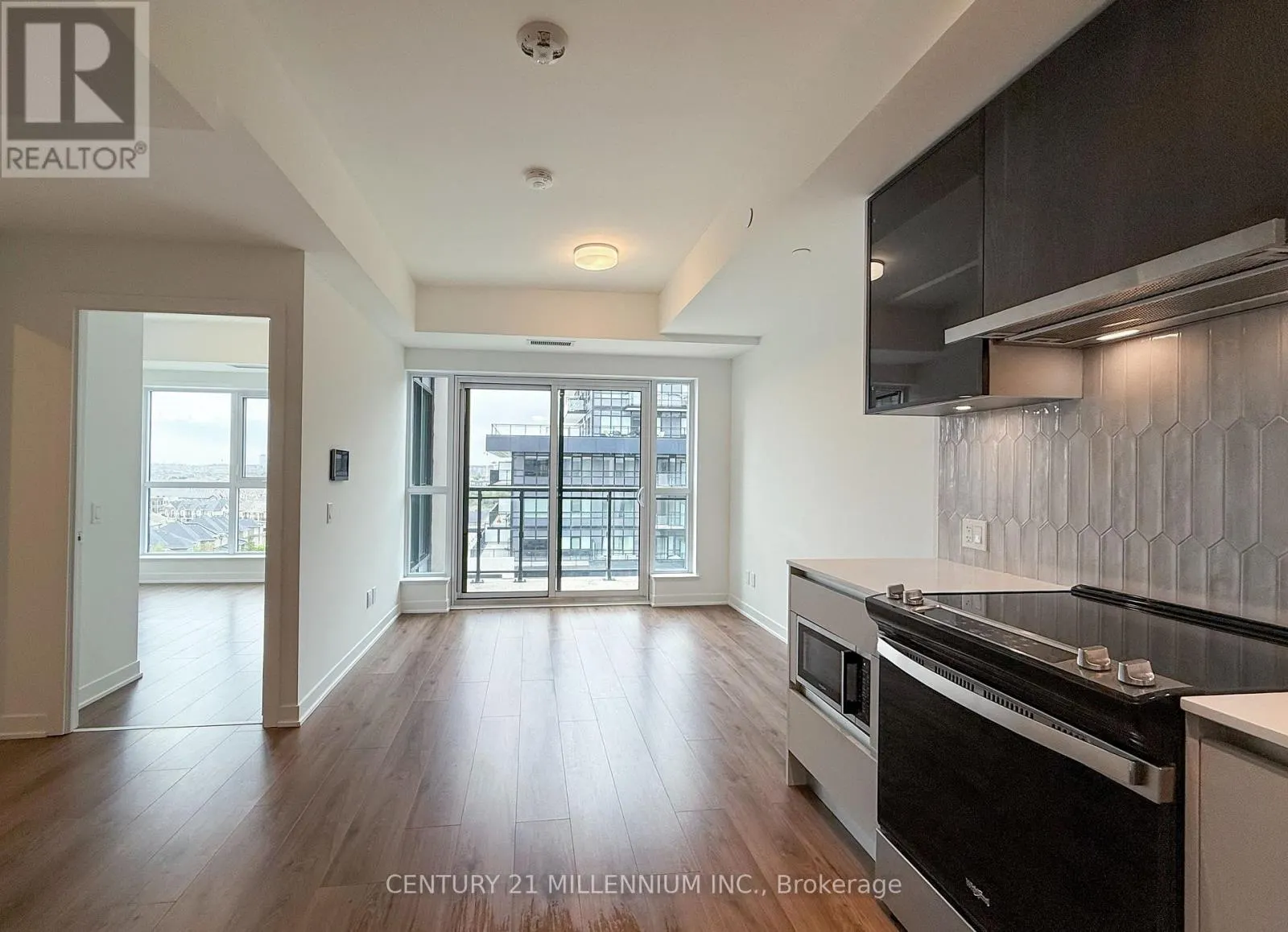 715 - 405 DUNDAS STREET W