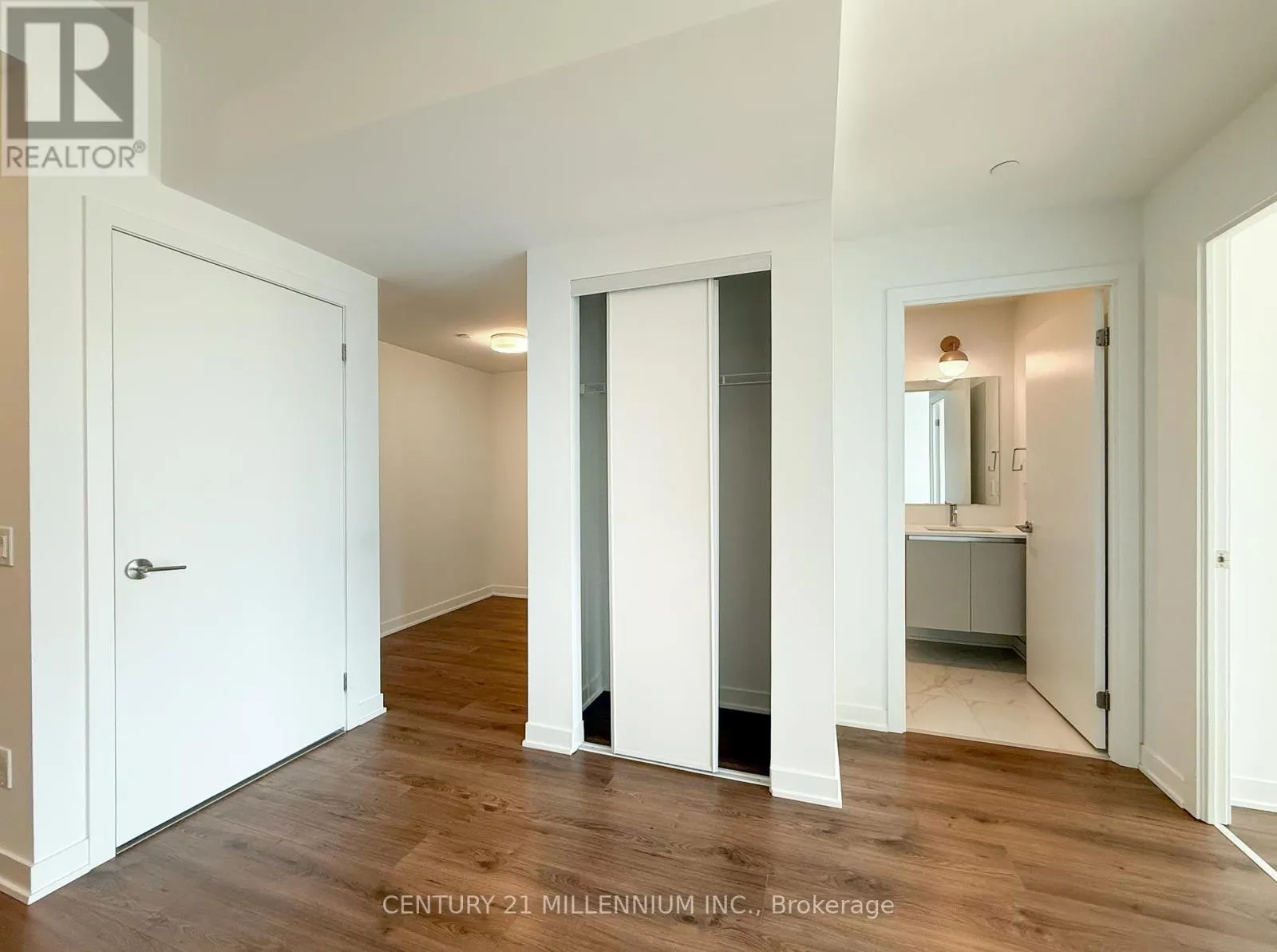 715 - 405 DUNDAS STREET W