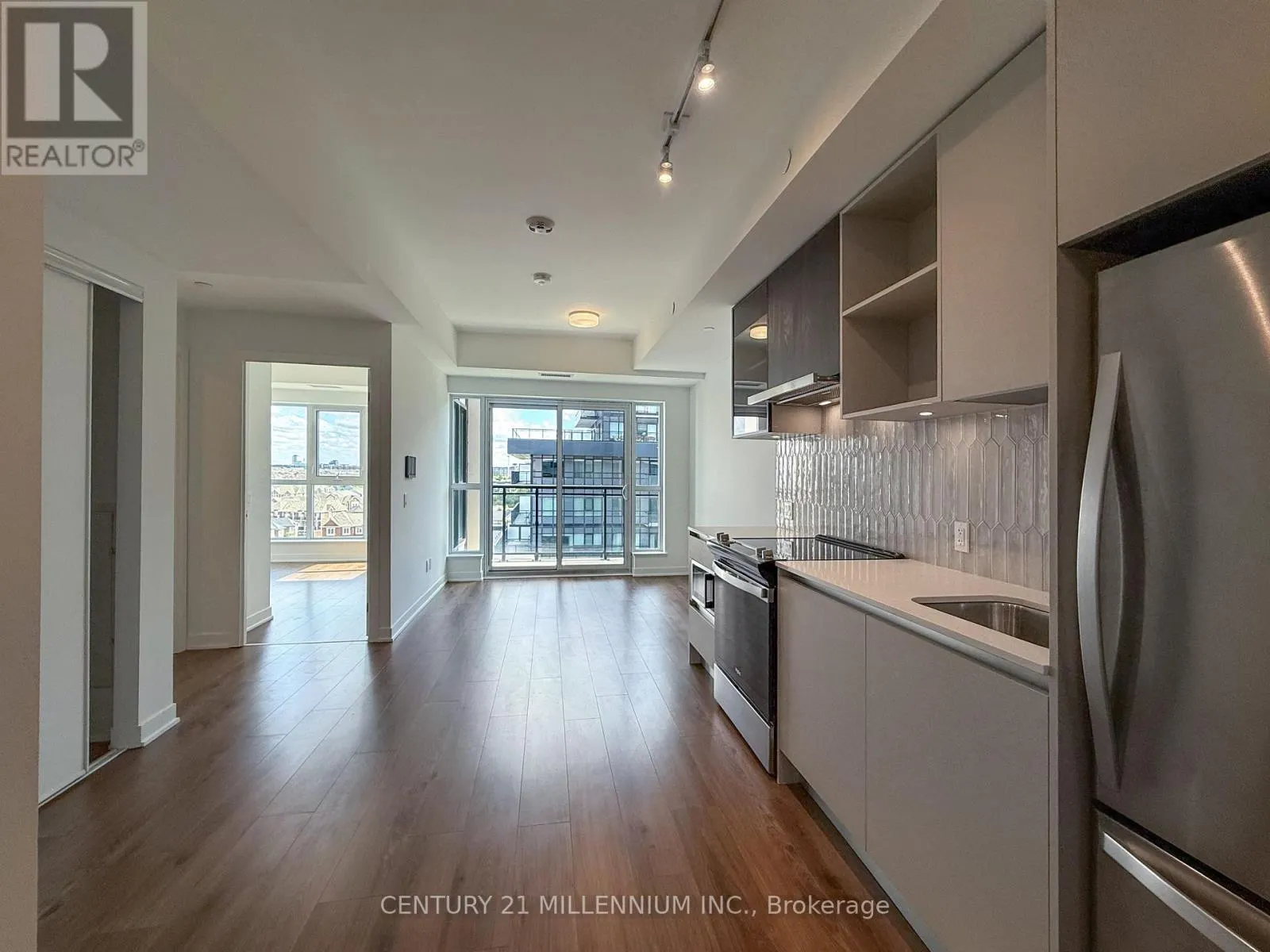 715 - 405 DUNDAS STREET W