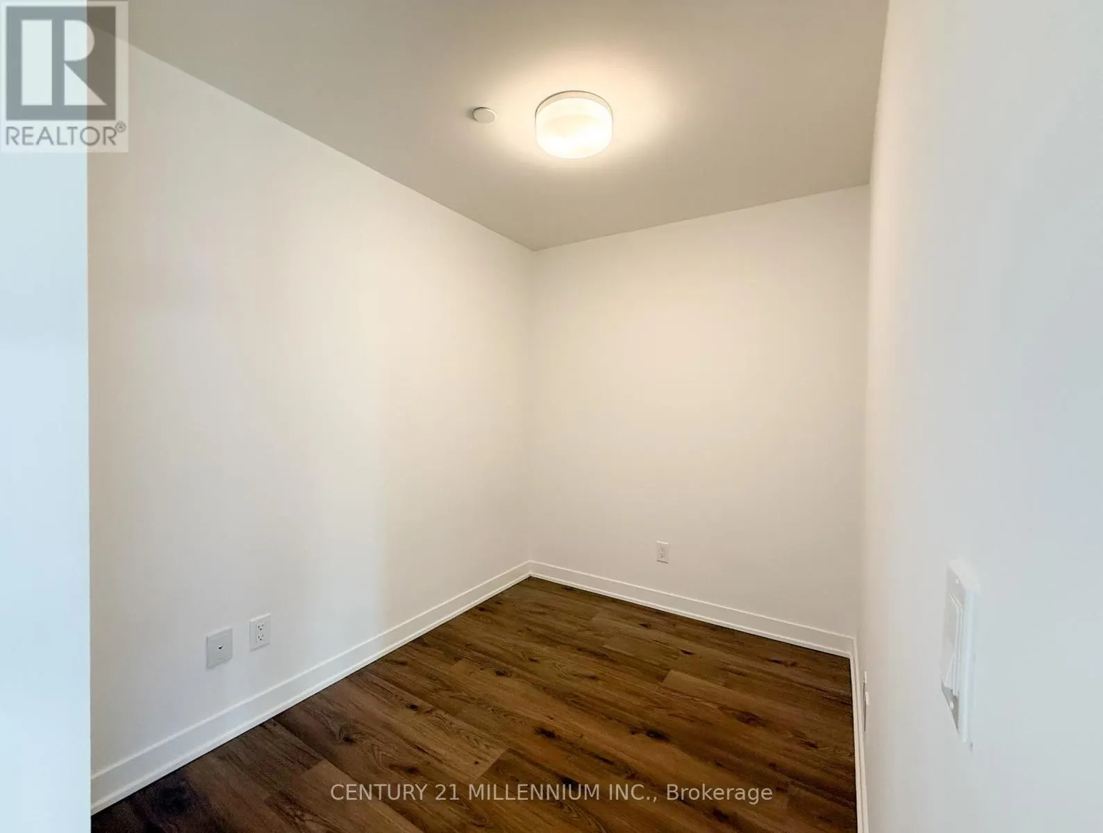 715 - 405 DUNDAS STREET W