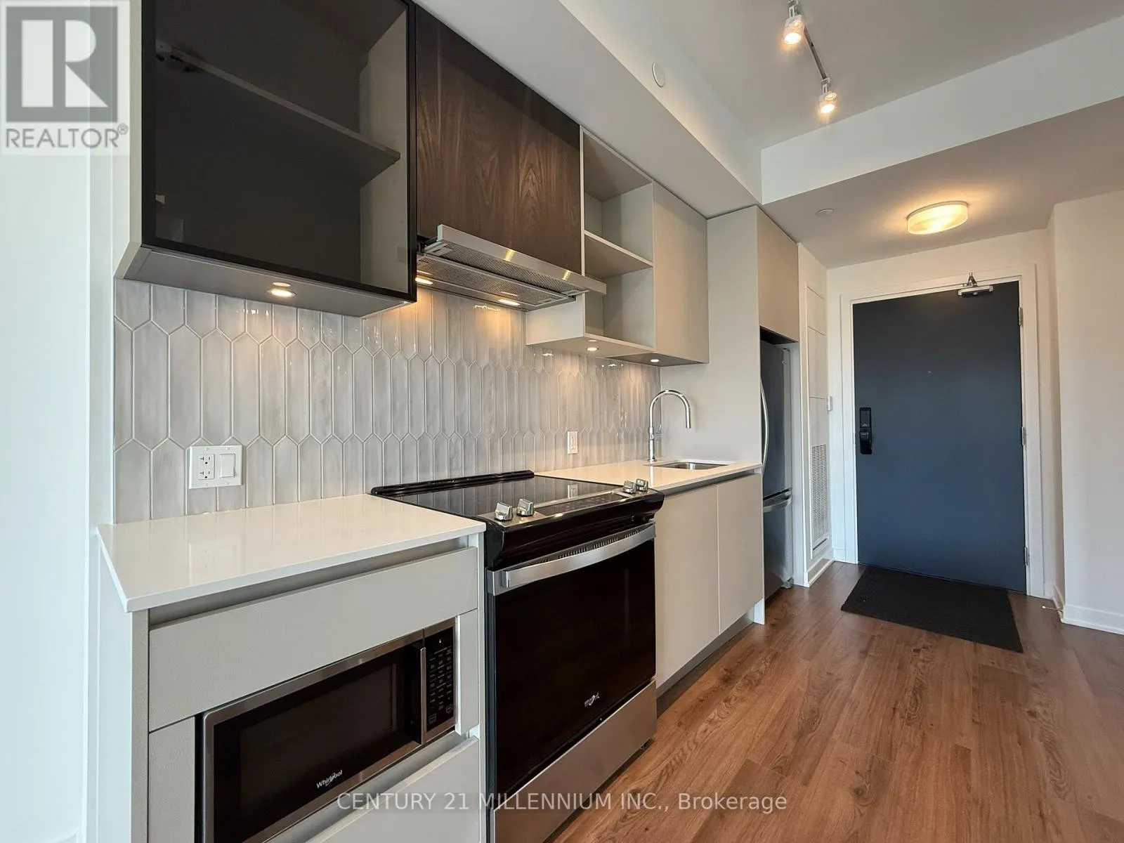 715 - 405 DUNDAS STREET W