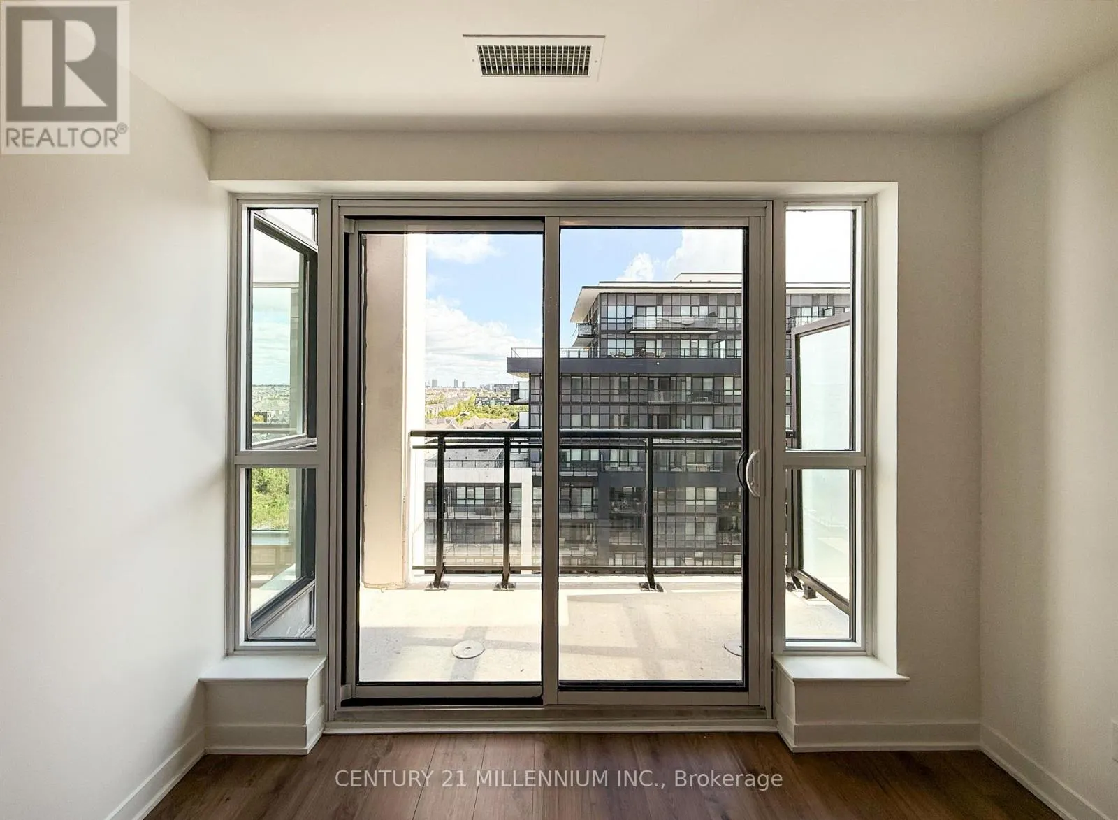 715 - 405 DUNDAS STREET W