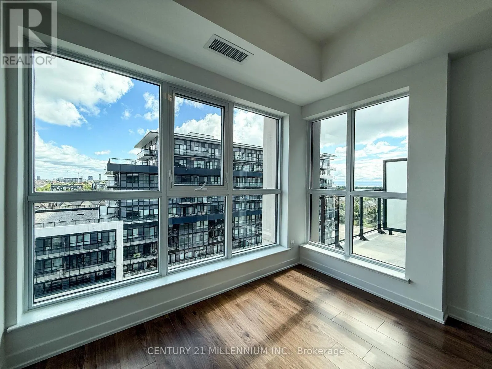 715 - 405 DUNDAS STREET W