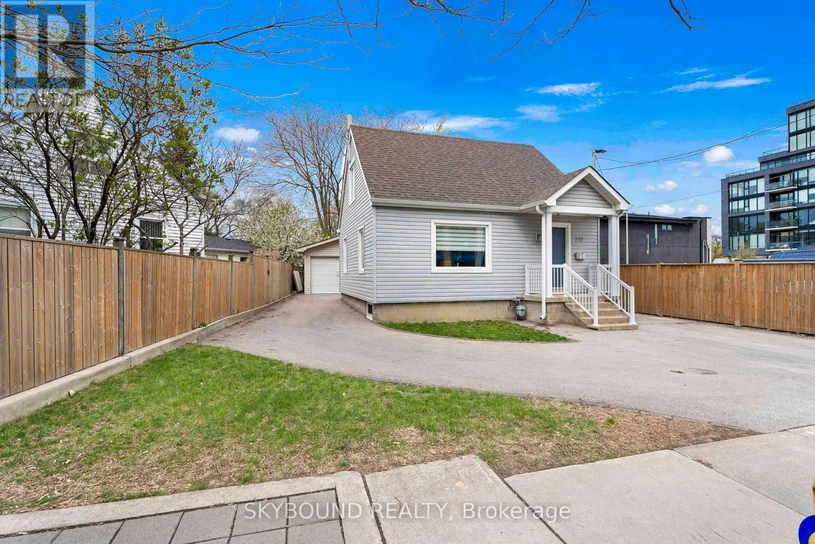 790 THE QUEENSWAY