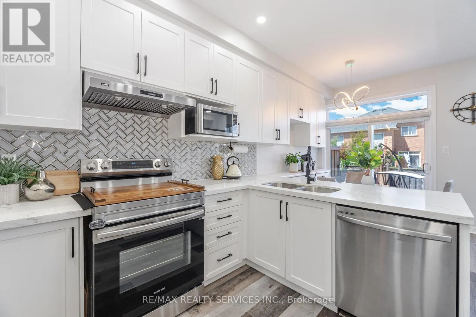 10 MARTREE CRESCENT