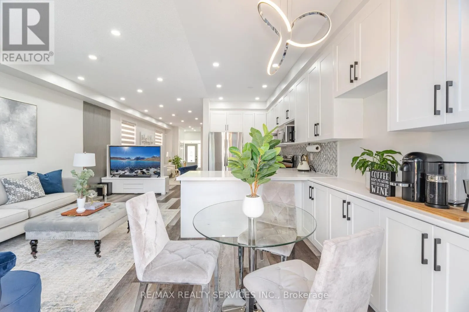 10 MARTREE CRESCENT