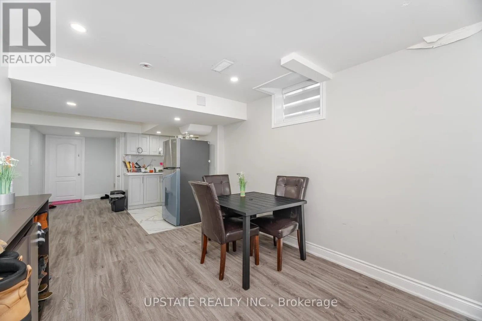 2 JENWOOD CRESCENT