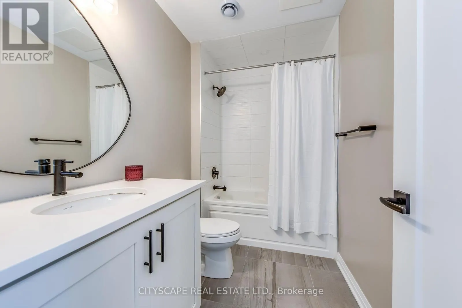 205 - 128 GROVEWOOD COMMON