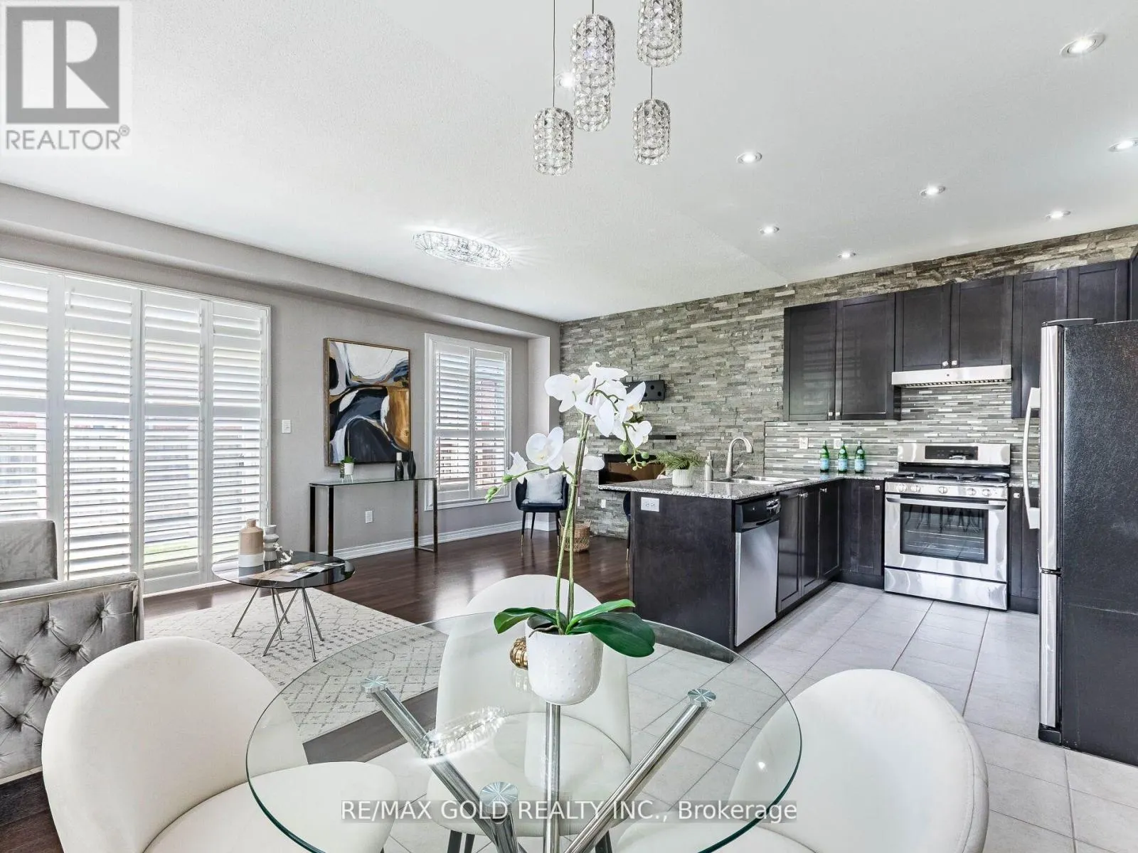 37 KEMPENFELT DRIVE