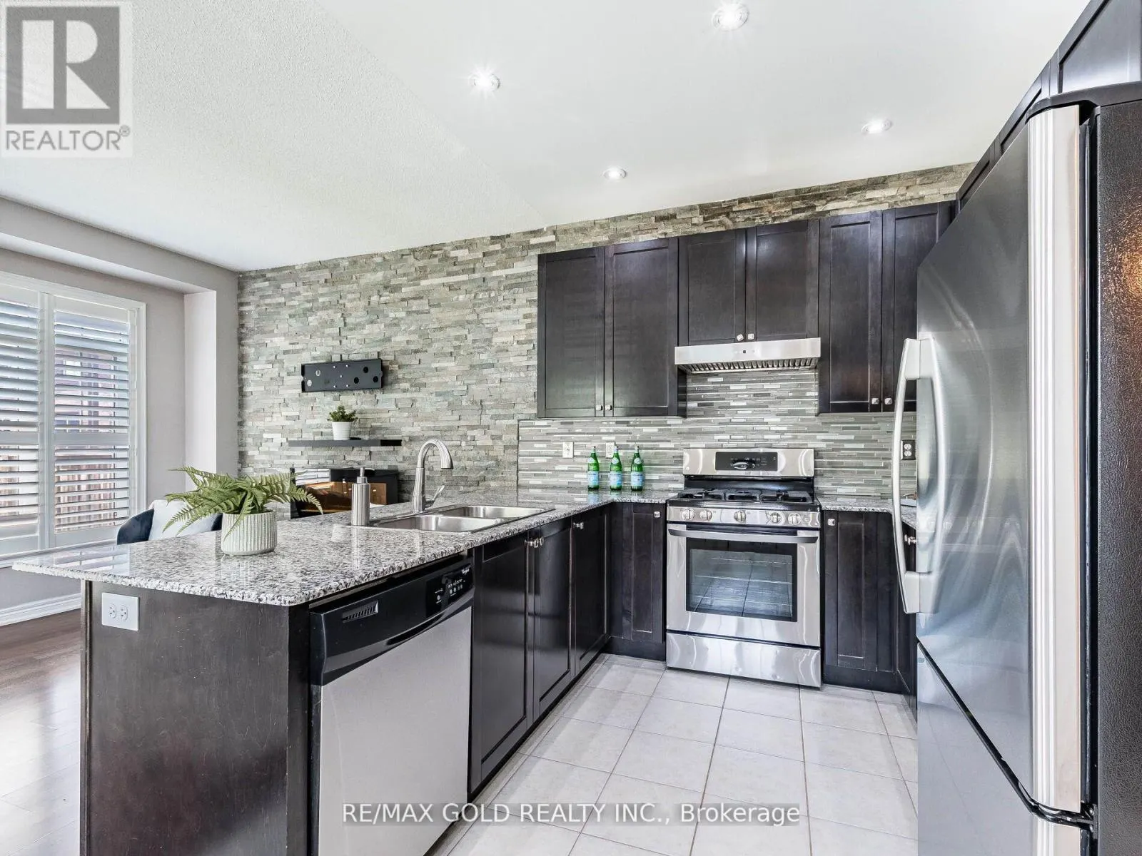 37 KEMPENFELT DRIVE