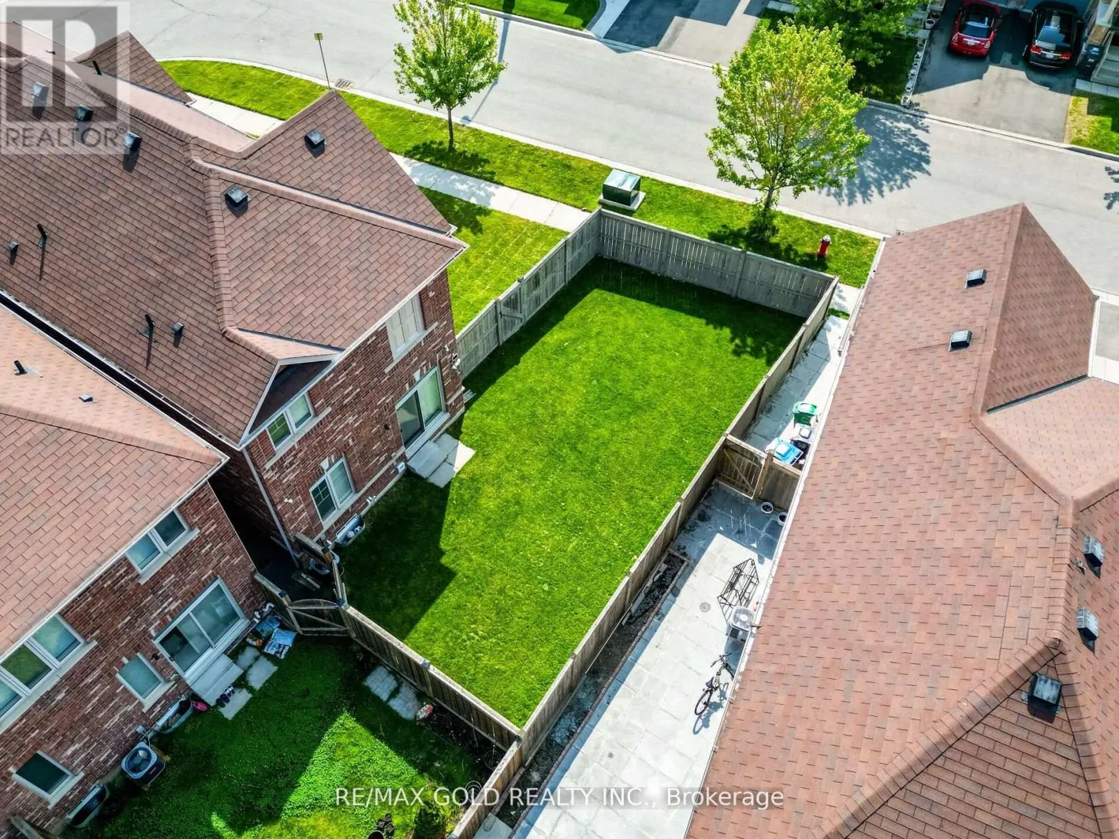 37 KEMPENFELT DRIVE