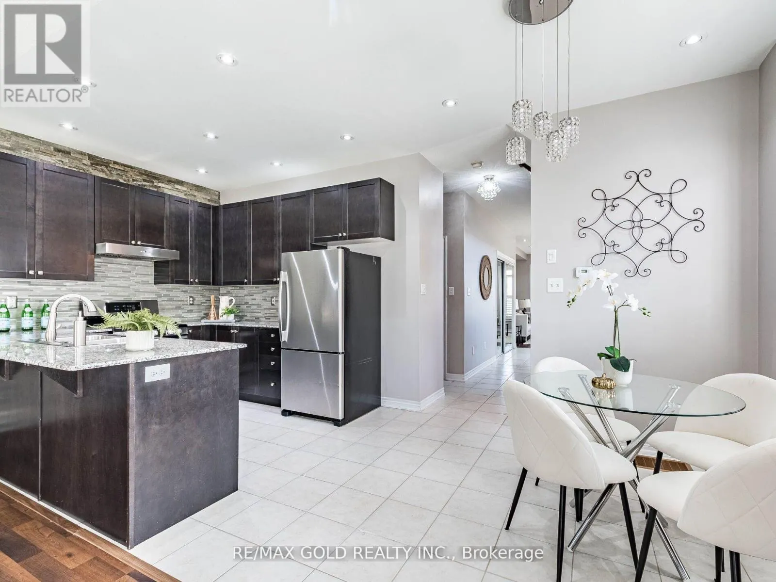 37 KEMPENFELT DRIVE