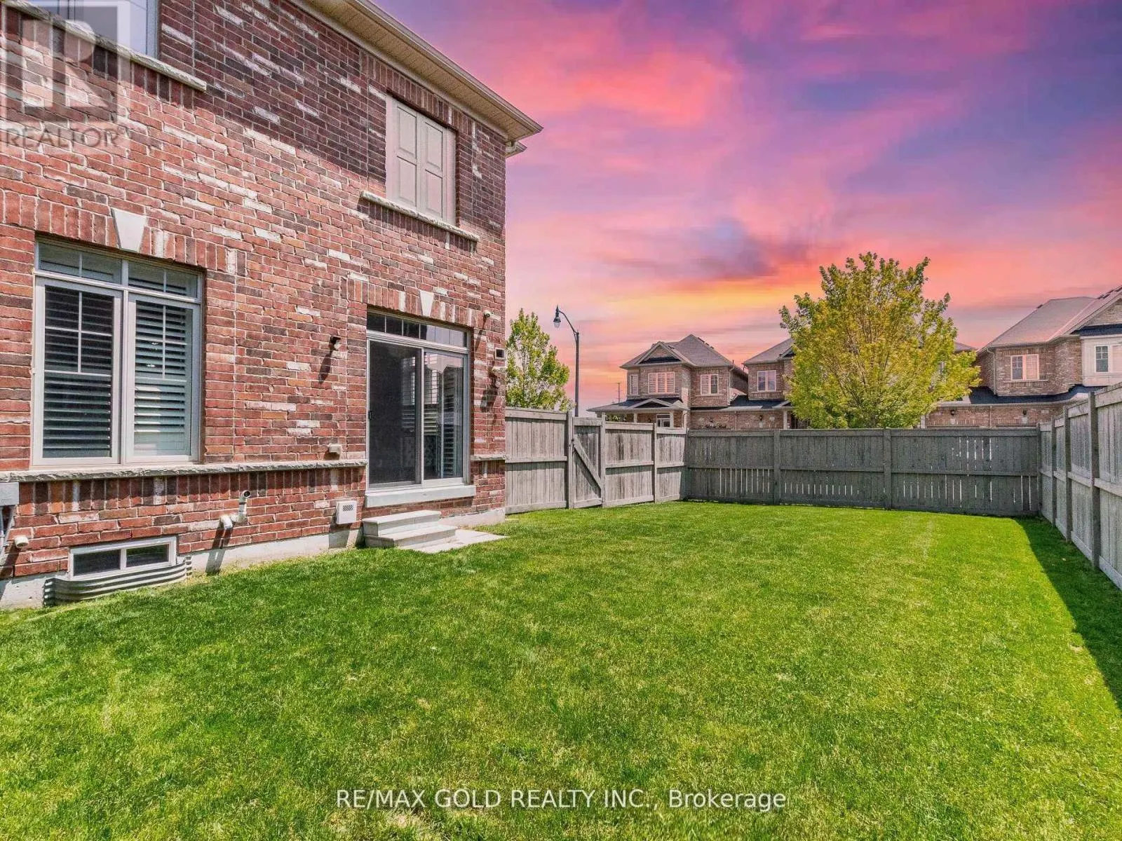 37 KEMPENFELT DRIVE