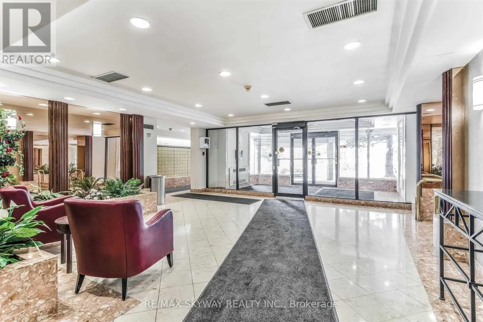 205 - 24 HANOVER ROAD