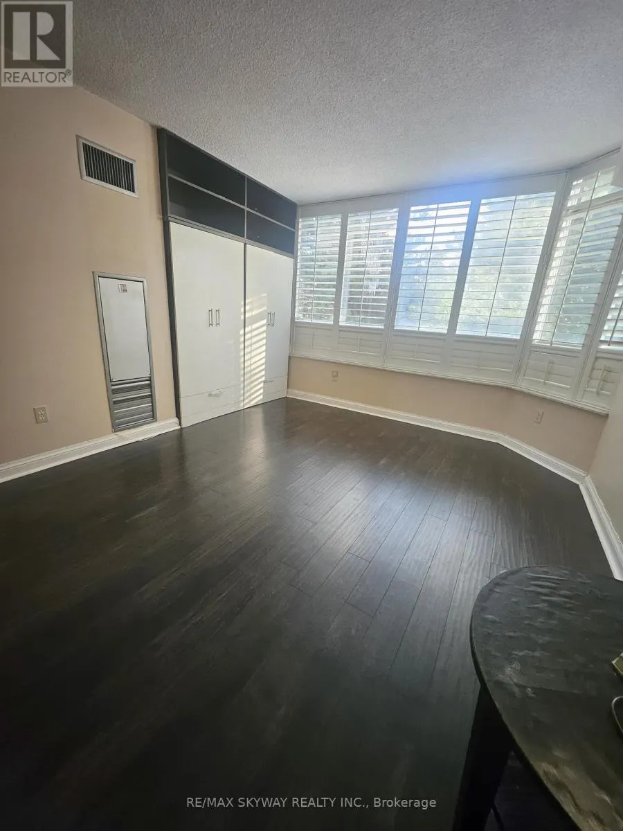205 - 24 HANOVER ROAD