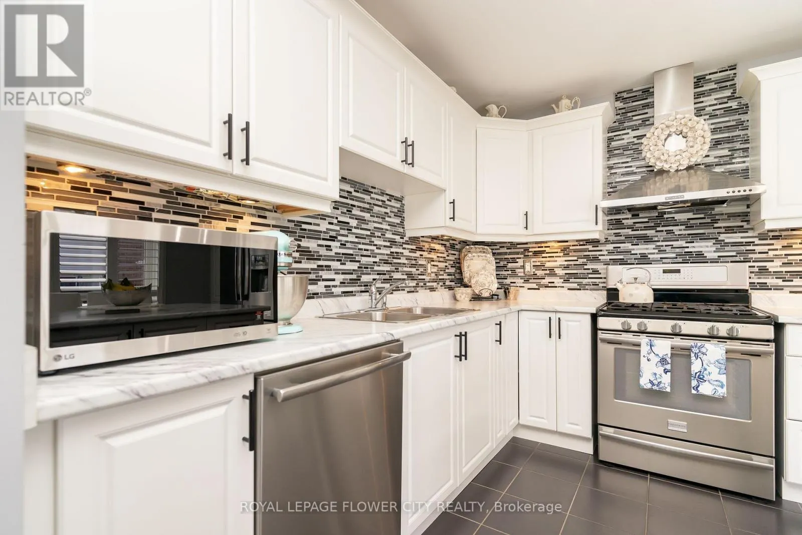 115 VANHORNE CLOSE
