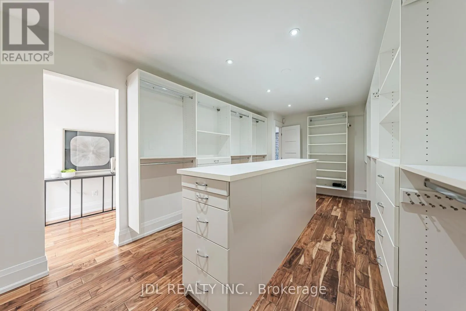 2431 JARVIS STREET S