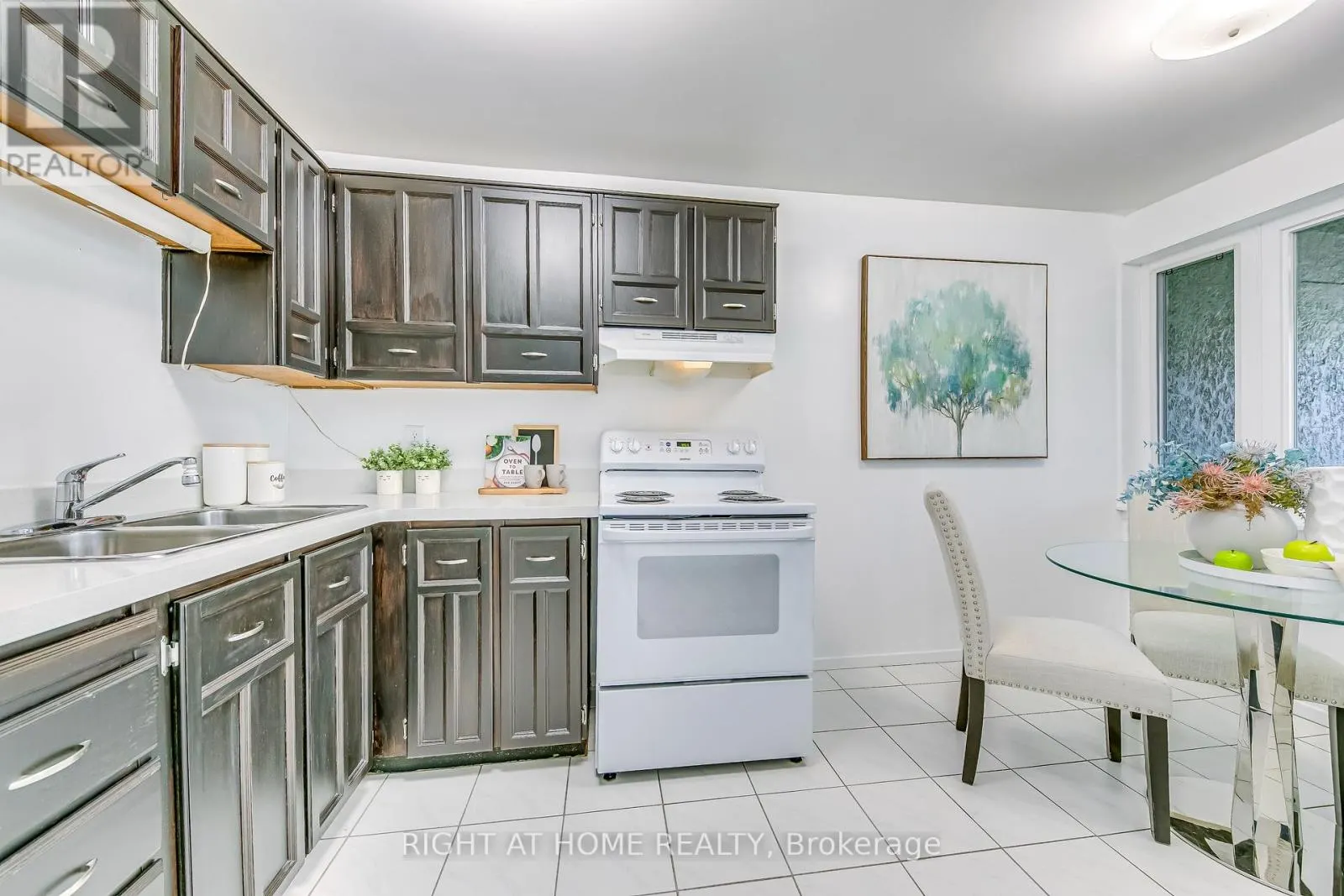 202 - 1055 DUNDAS STREET E
