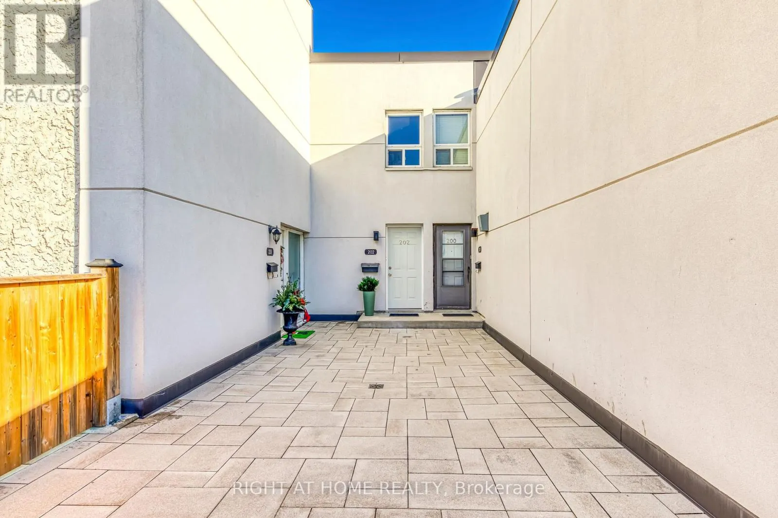 202 - 1055 DUNDAS STREET E