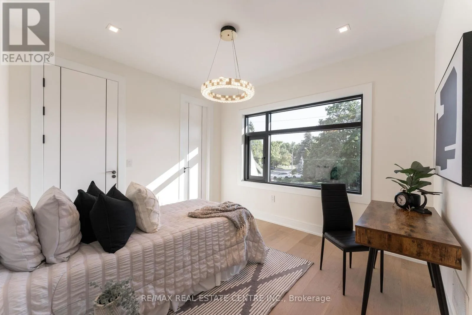 462 SOUTHLAND CRESCENT