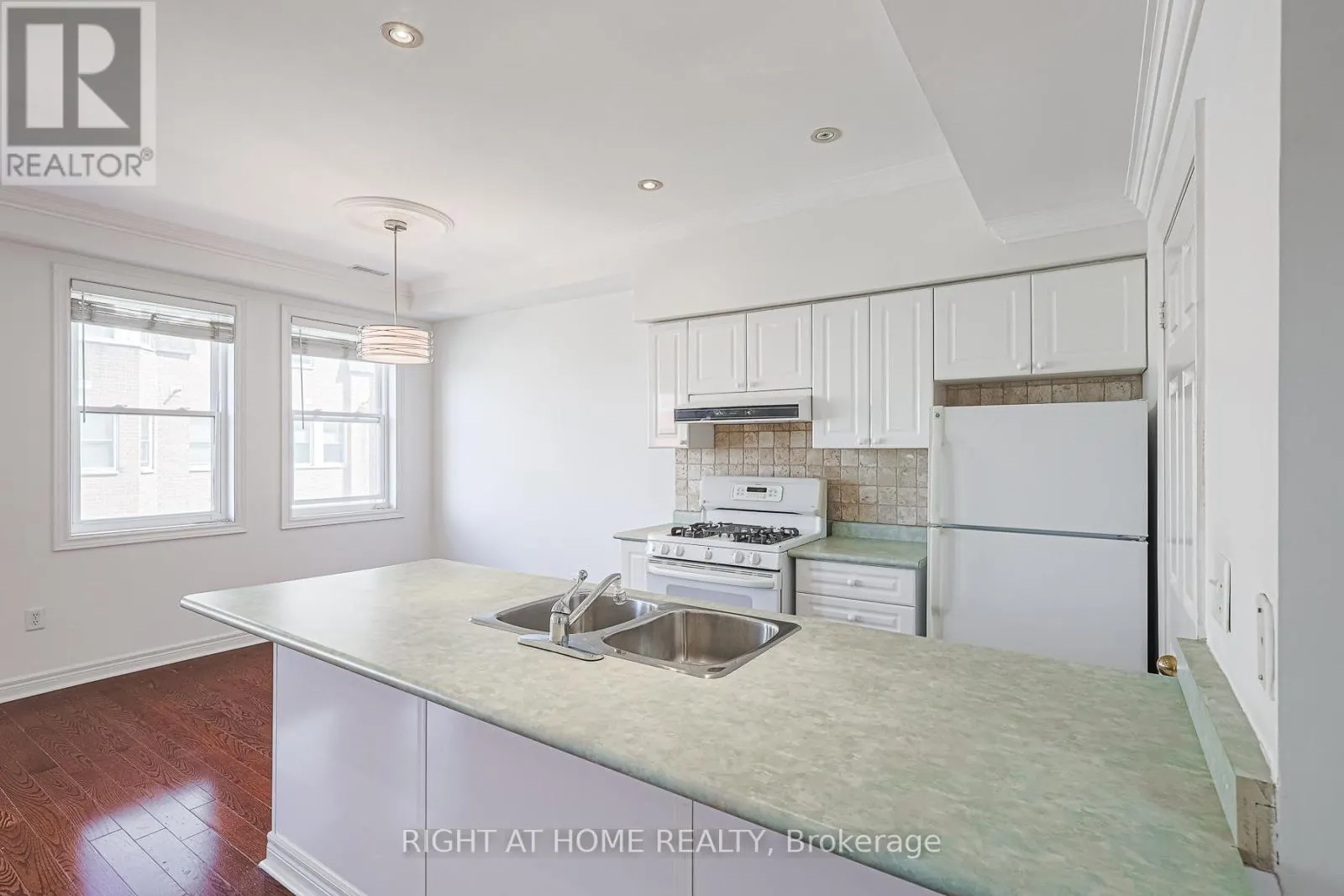 78 - 760 LAWRENCE AVENUE W