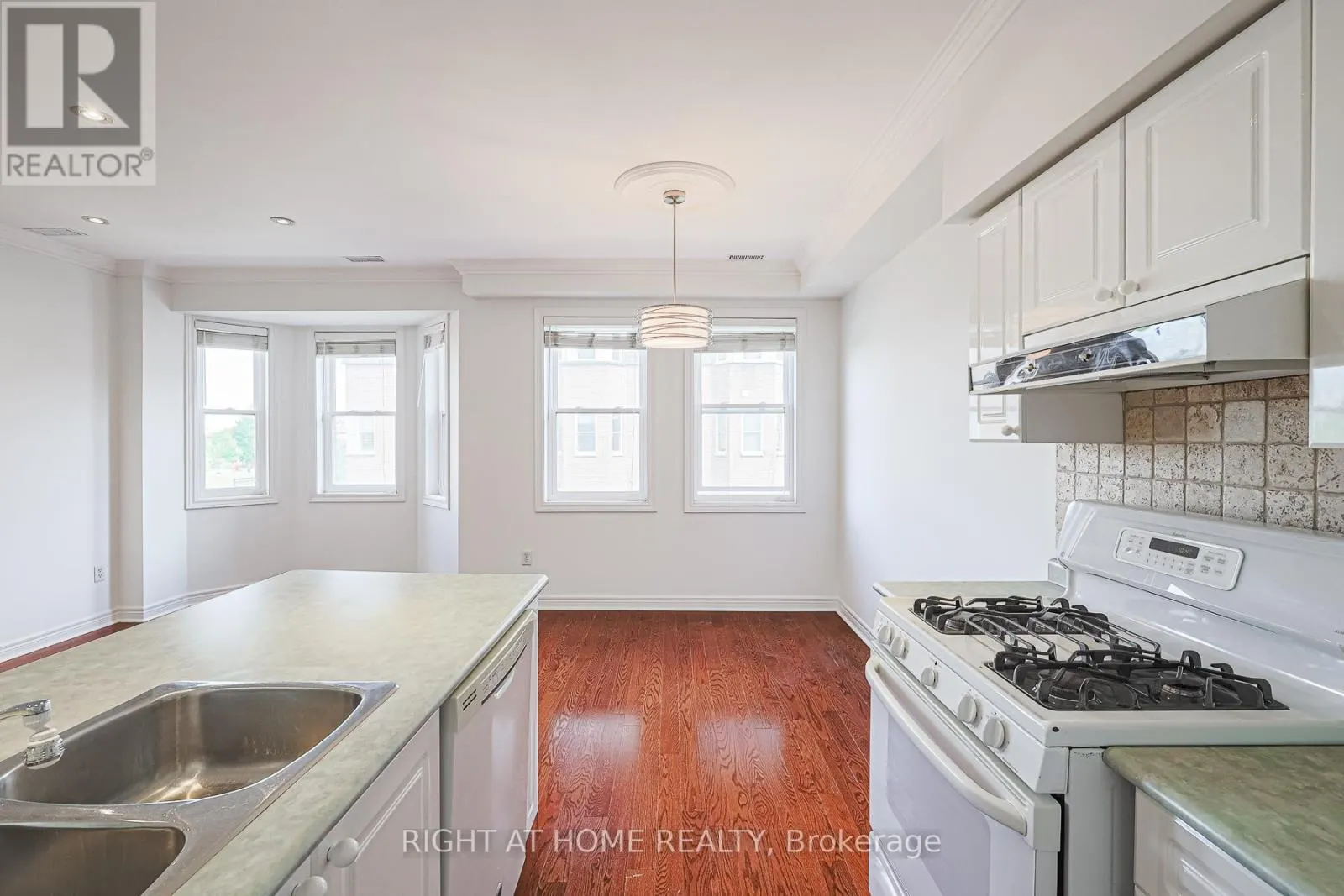 78 - 760 LAWRENCE AVENUE W