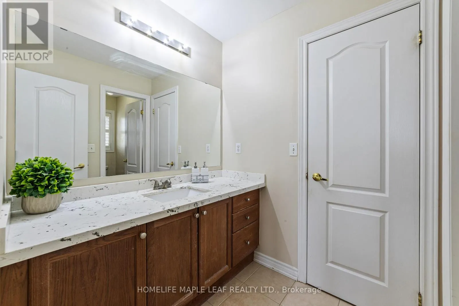 18 REGIS CIRCLE