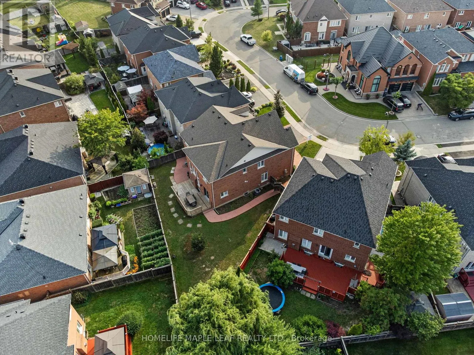 18 REGIS CIRCLE