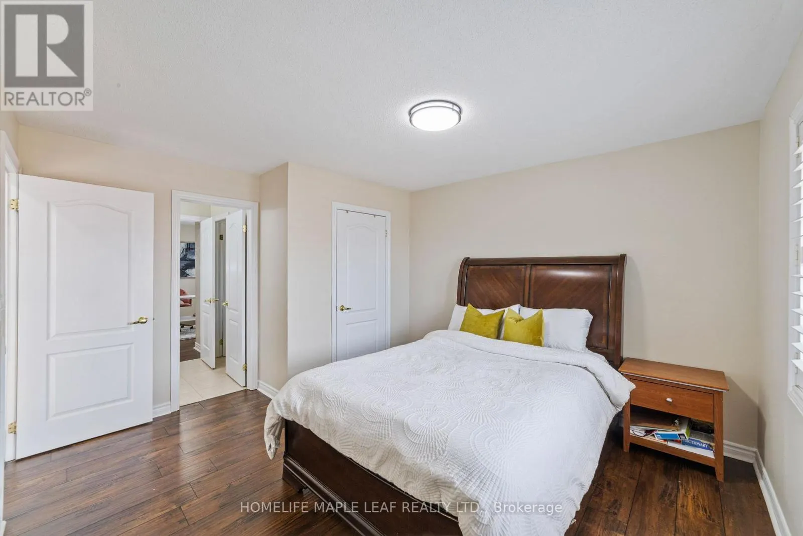 18 REGIS CIRCLE