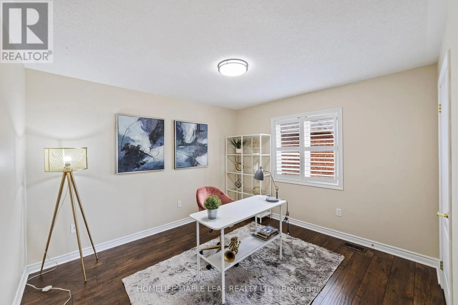 18 REGIS CIRCLE