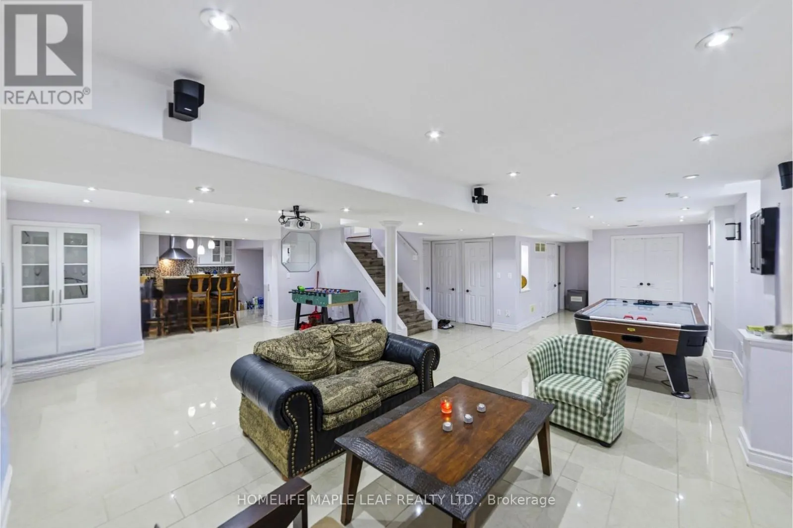 18 REGIS CIRCLE