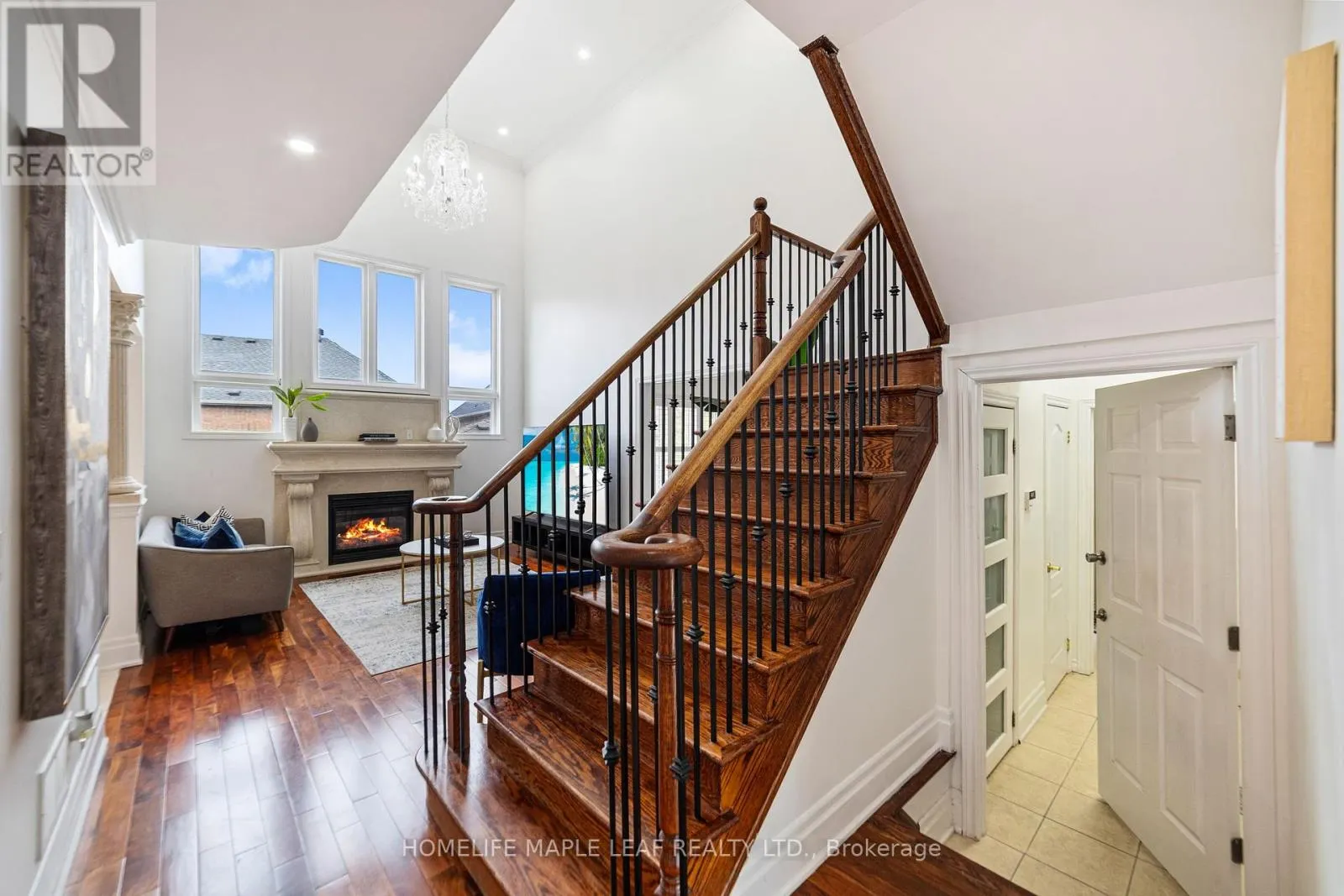18 REGIS CIRCLE