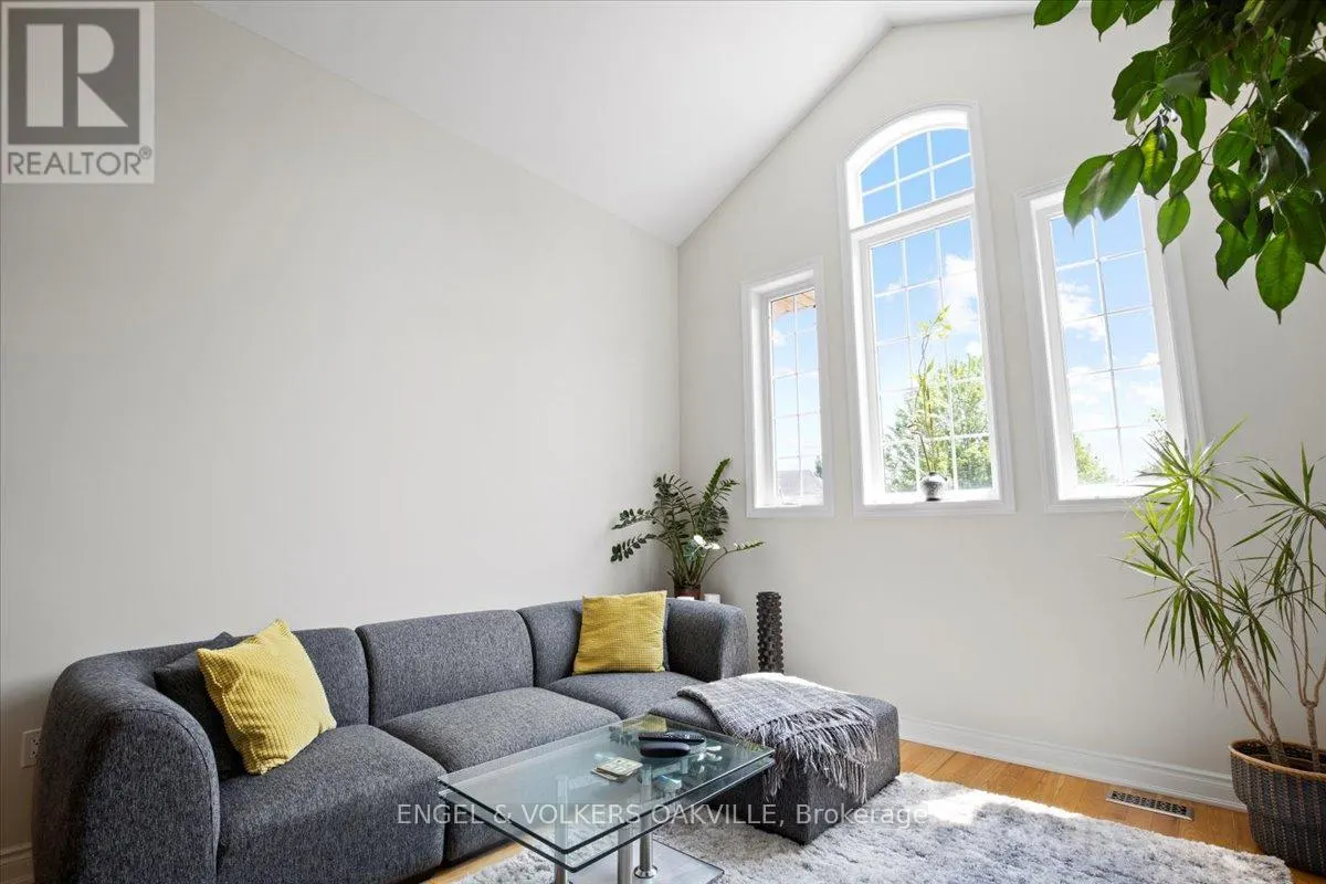 135 TAWNY CRESCENT