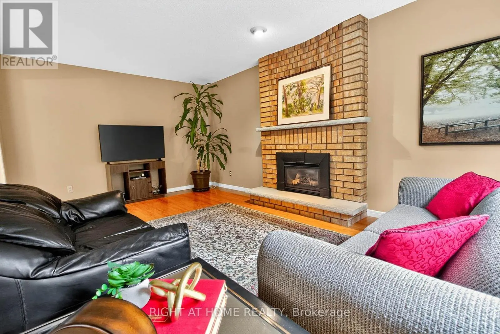 1084 GRANDEUR CRESCENT